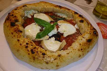 pizza napoletana Il nostro forno pizza cuoce anche la pizza napoletana.