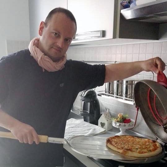 Thomas col suo forno pizza.
