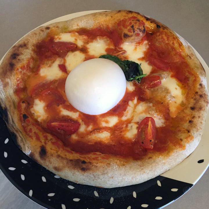 Pizza con cornicione Pizza con cornicione